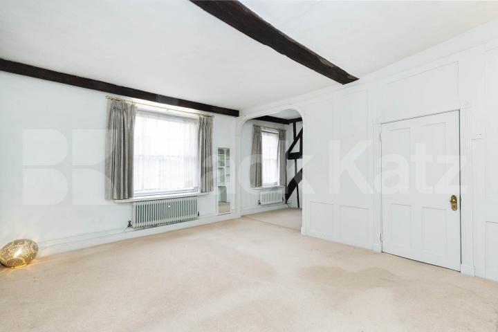 A elegant and historic 16th century detached house on an exclusive street   Totteridge Common, Highwood Hill